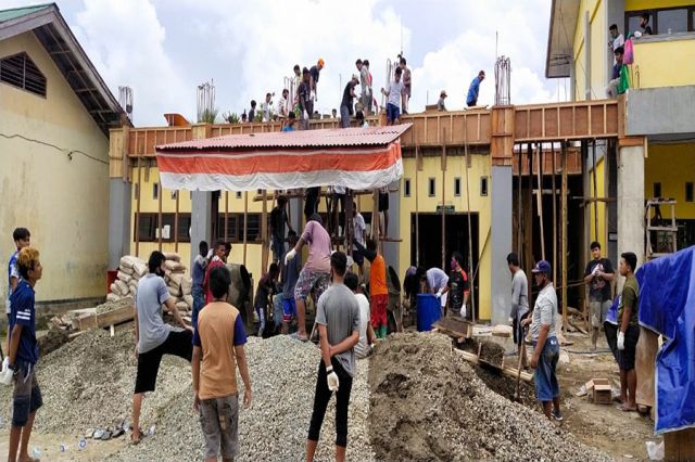 Gotong Royong Pengecoran Lantai 2 Gedung SMK Yapis 