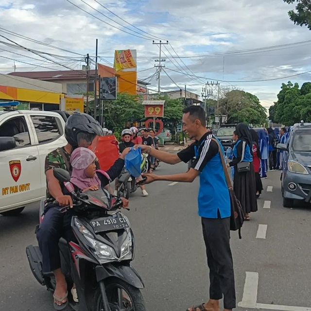 Berbagi Takjil on the Road