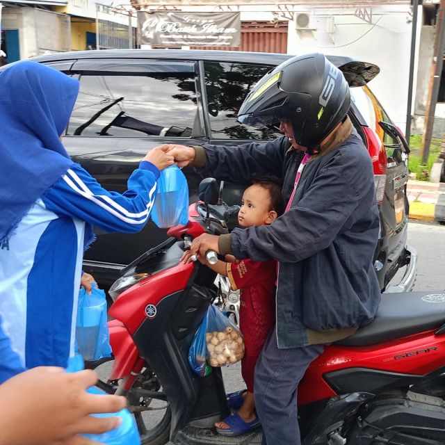 Berbagi Takjil on the Road