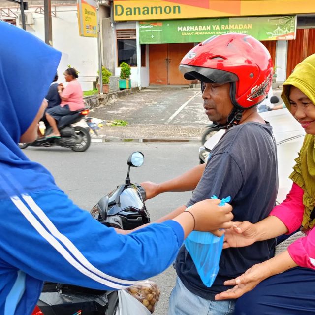 Berbagi Takjil on the Road