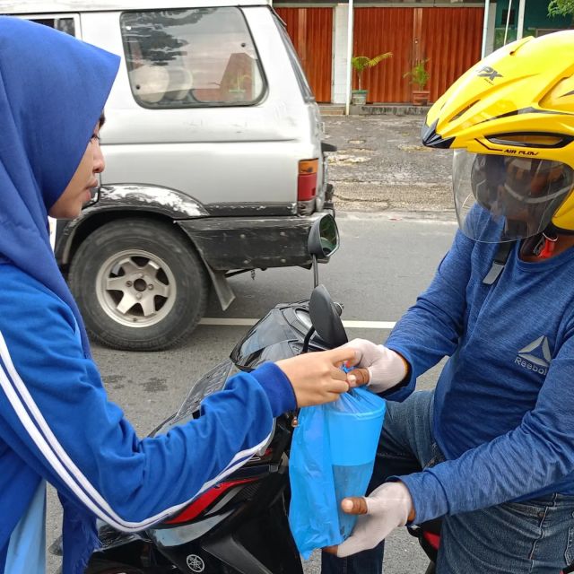 Berbagi Takjil on the Road